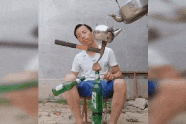 Kinh ngạc trước khả năng cân bằng chai lọ “không tưởng”