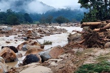 Lũ quét bất ngờ trong đêm khiến bản biên giới Nghệ An tan hoang