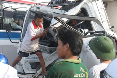 “Đấu đầu” xe khách, tài xế xe tải thiệt mạng