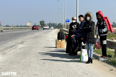 Người dân vạ vật bên đường đón xe rời quê sau kỳ nghỉ Tết