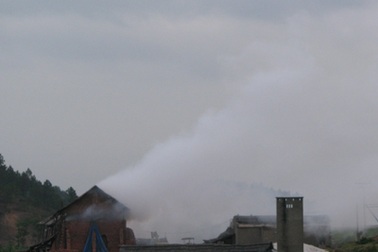 Khói độc bủa vây xóm làng