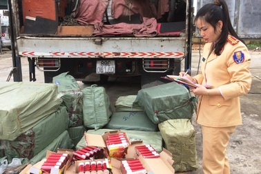 Bắt xe tải vận chuyển hơn 7000 quả pháo lậu