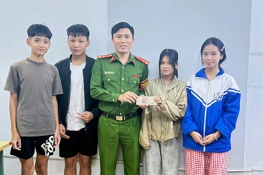 Nhặt được 20 triệu đồng, 4 học sinh đến ngay trụ sở công an xã