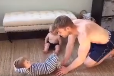 Dễ thương như em bé tập gym