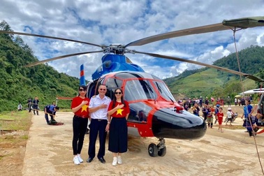 Du khách thích thú ngồi trực thăng ngắm ruộng bậc thang Mù Cang Chải