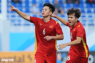 Cựu sao U23 Việt Nam chịu cái kết đắng khi tái hiện cú húc đầu của Zidane