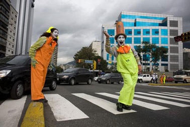 Chuyện tuyển hề câm giảm lộn xộn giao thông độc đáo ở Venezuela