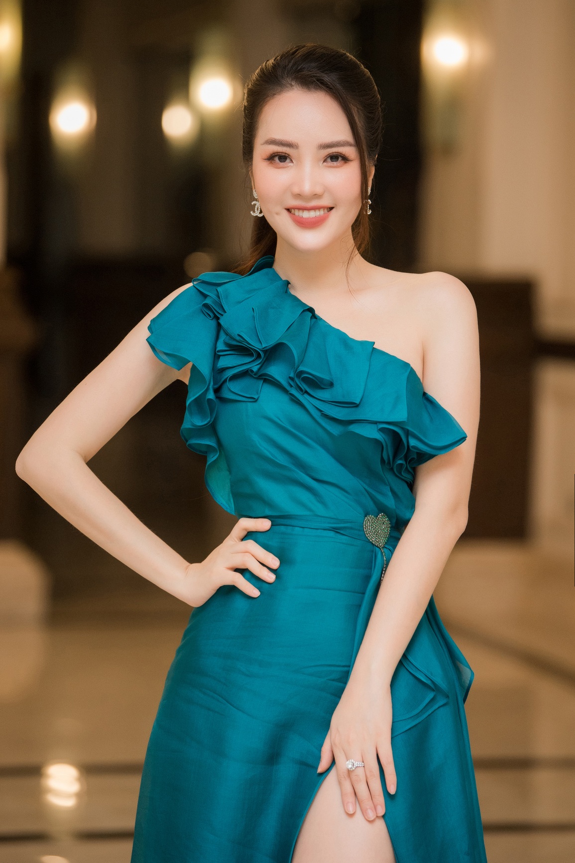 Ngỡ ngàng mức học phí bằng nửa căn chung cư của con trai Á hậu Thụy Vân - 1 Ngỡ ngàng mức học phí bằng nửa căn chung cư của con trai Á hậu Thụy Vân - 1