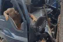 Tài xế xe cẩu và người dân giải cứu 2 nạn nhân mắc kẹt trong cabin ô tô tải