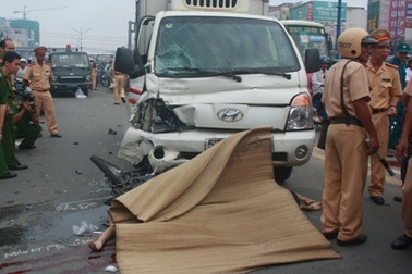 Xe máy đối đầu ô tô trên đèo, 2 người thiệt mạng