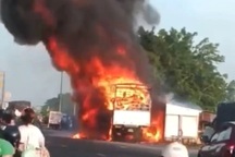 Xe tải bốc cháy dữ dội trên quốc lộ