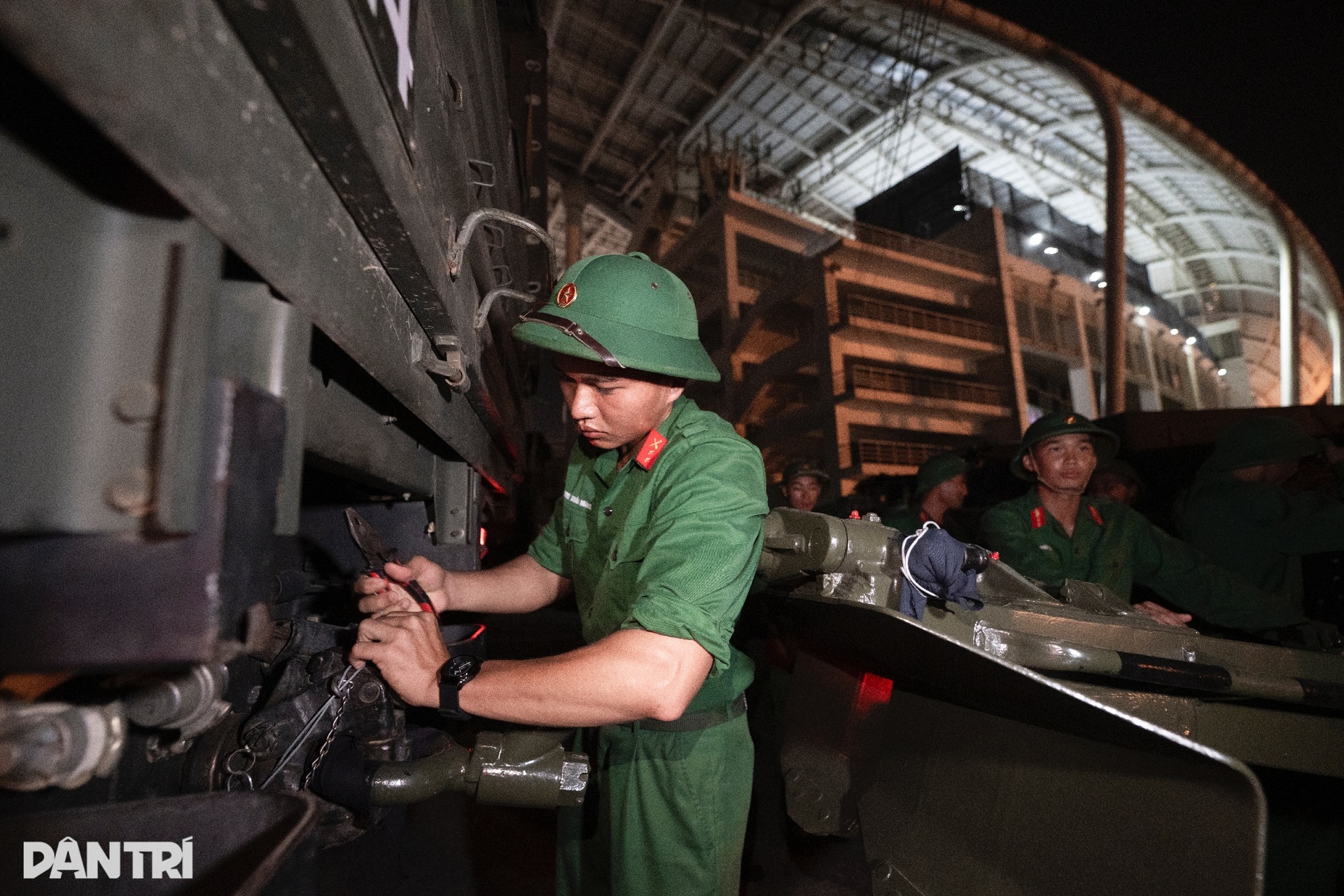 Cận cảnh dàn pháo lễ uy dũng phục vụ đại lễ A80 trước sân Mỹ Đình - 12 Cận cảnh dàn pháo lễ uy dũng phục vụ đại lễ A80 trước sân Mỹ Đình - 12