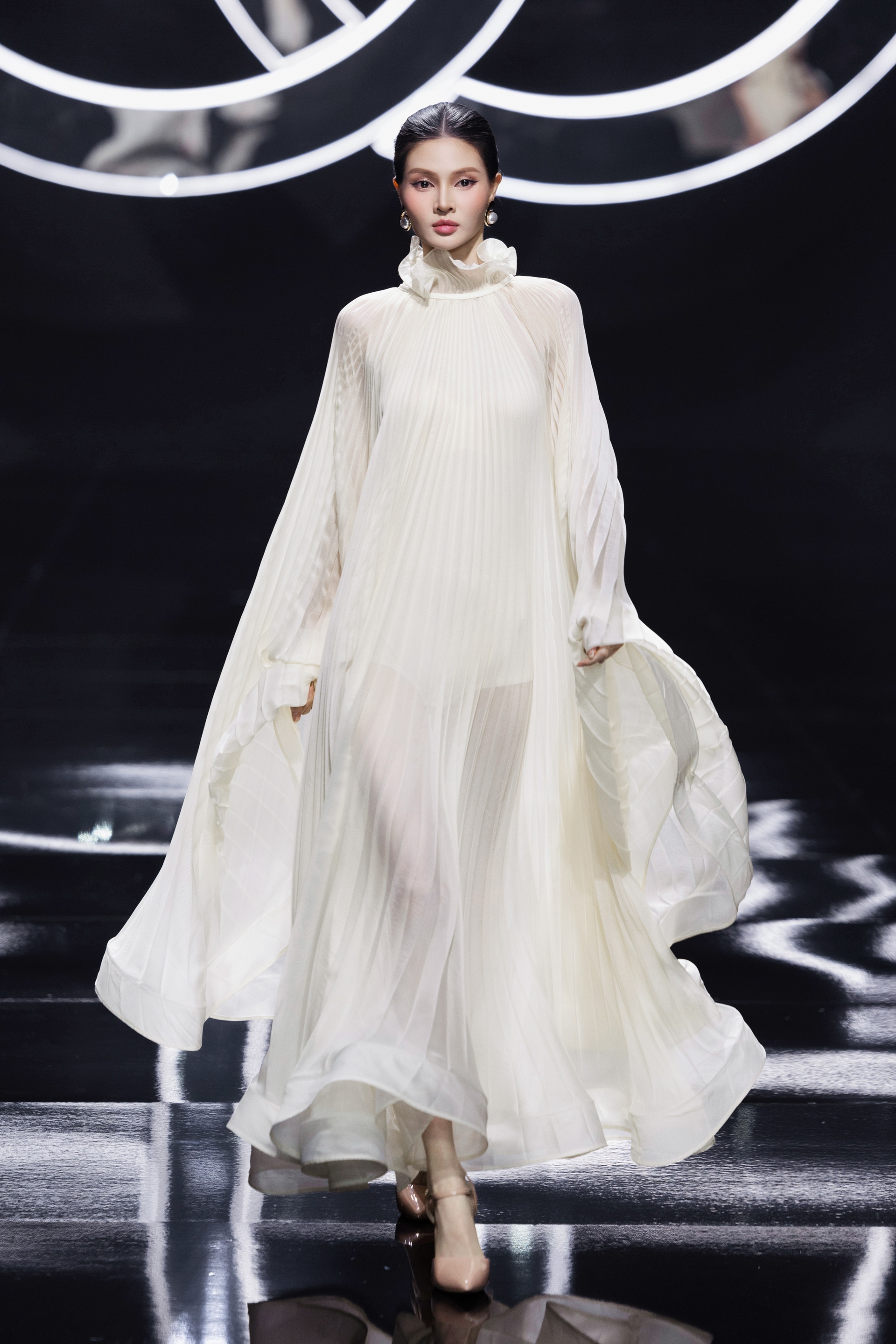 Thanh Hằng diện đầm cúp ngực, làm vedette show thời trang - 6