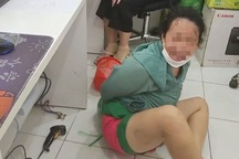 Nhân viên cửa hàng F88 ở TPHCM bị người phụ nữ rút dao kề cổ