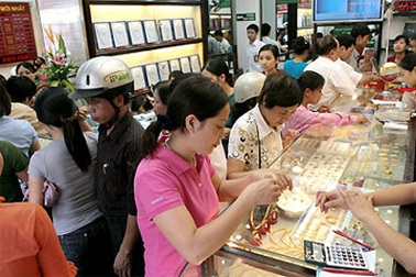 Giá vàng cao chưa từng thấy, dân đổ xô đi bán