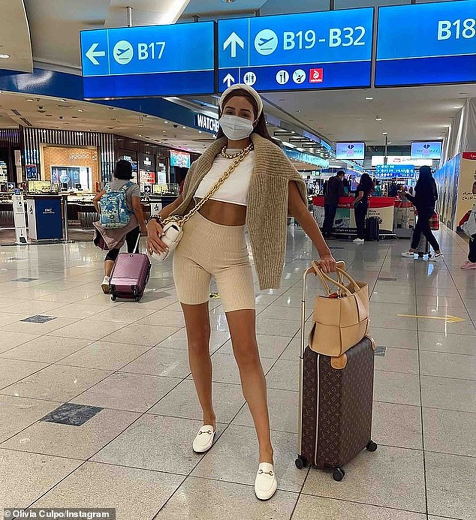 Hoa hậu Hoàn vũ Olivia Culpo khoe eo thon, cơ bụng săn chắc - 3 Hoa hậu Hoàn vũ Olivia Culpo khoe eo thon, cơ bụng săn chắc - 3
