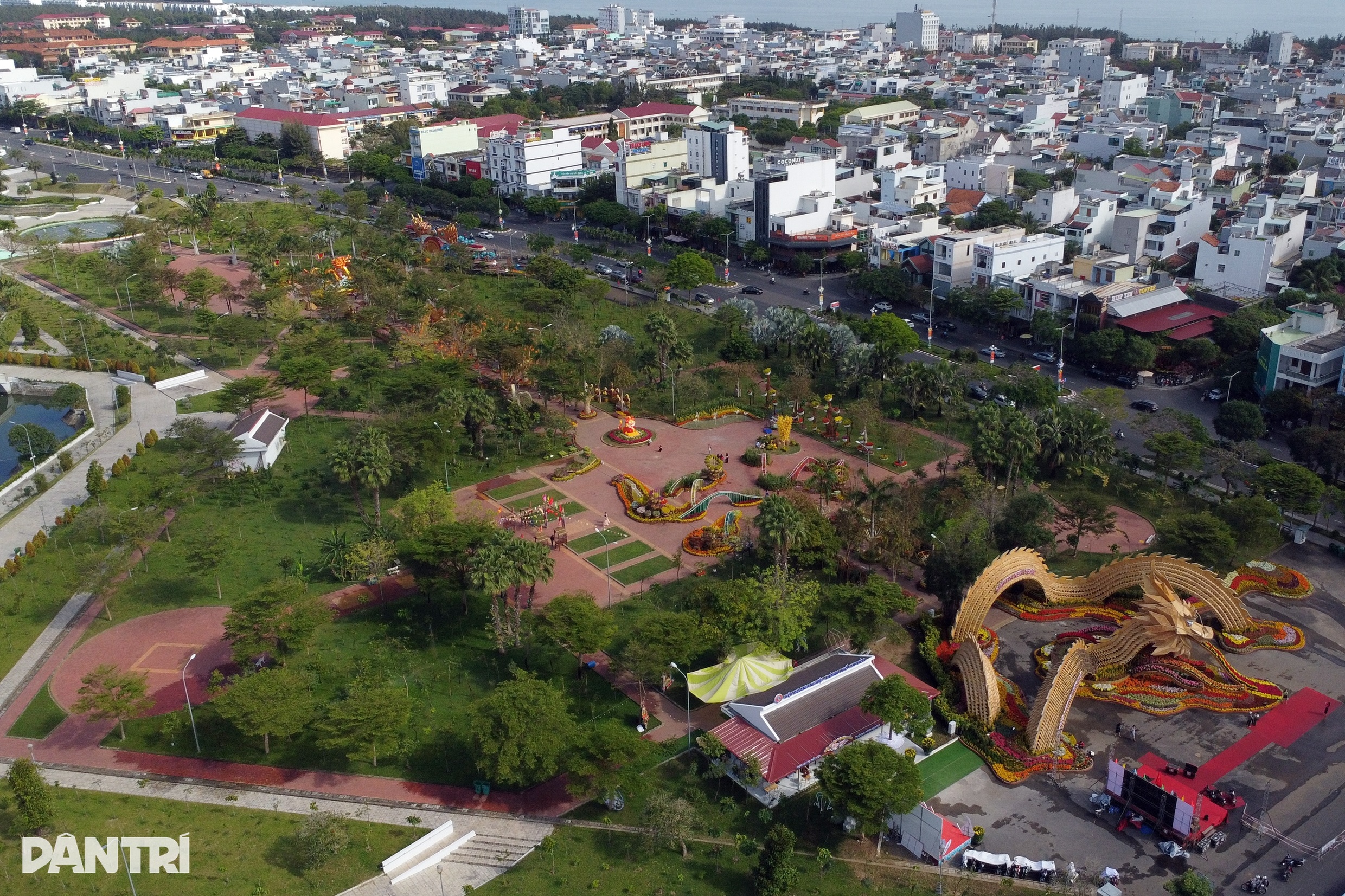 نمای نزدیک از اژدهای غول پیکر که در پارکی در فو ین مروارید پرتاب میکند - 3 Cận cảnh rồng khổng lồ nhả ngọc trong công viên ở Phú Yên - 3