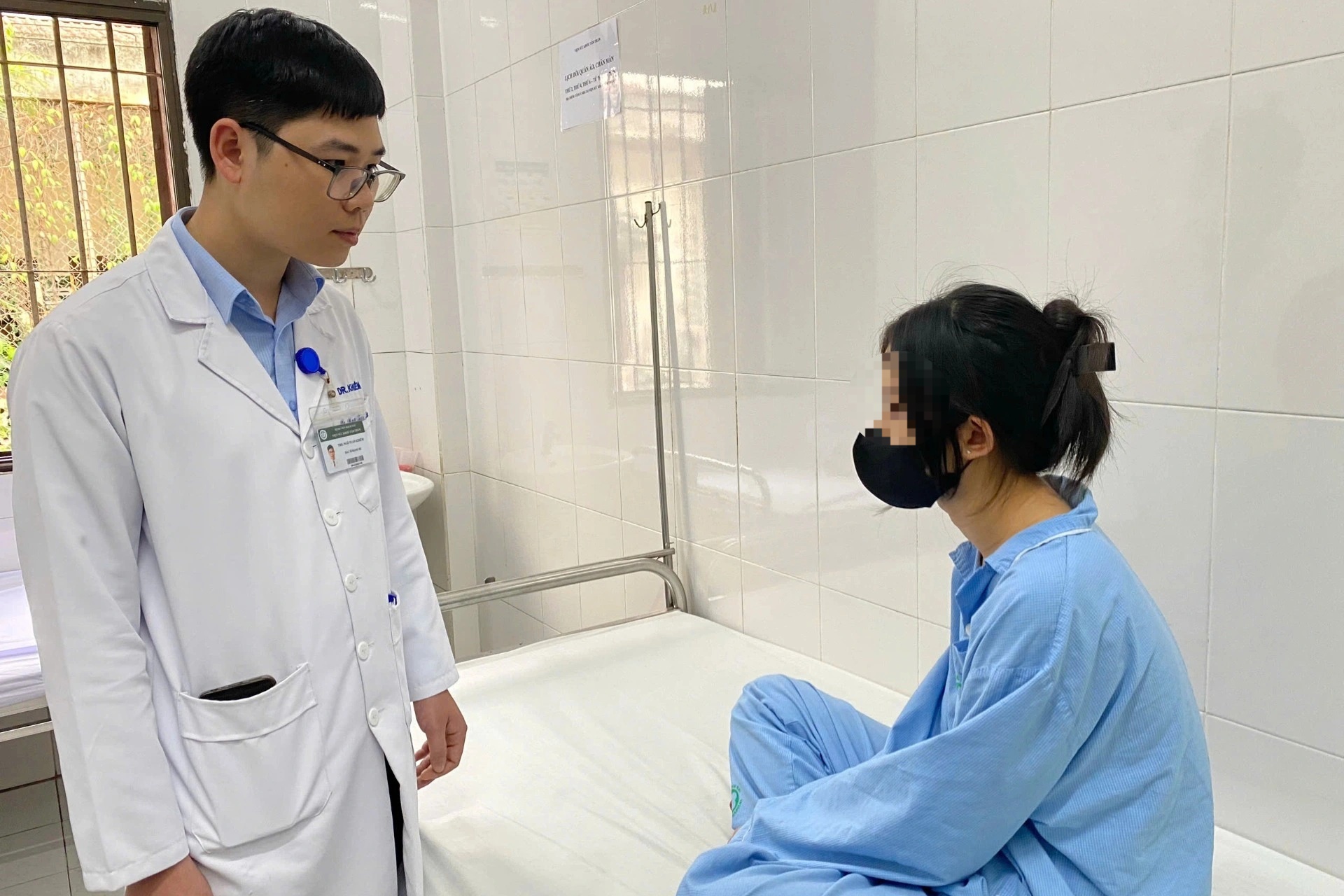 Lo lắng việc học hành, thương bố ốm đau, cô gái trẻ làm điều dại dột - 1