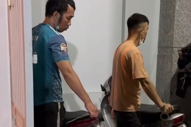 Nhóm trộm dỡ cổng nhà dân vào lấy cắp xe máy ở TPHCM