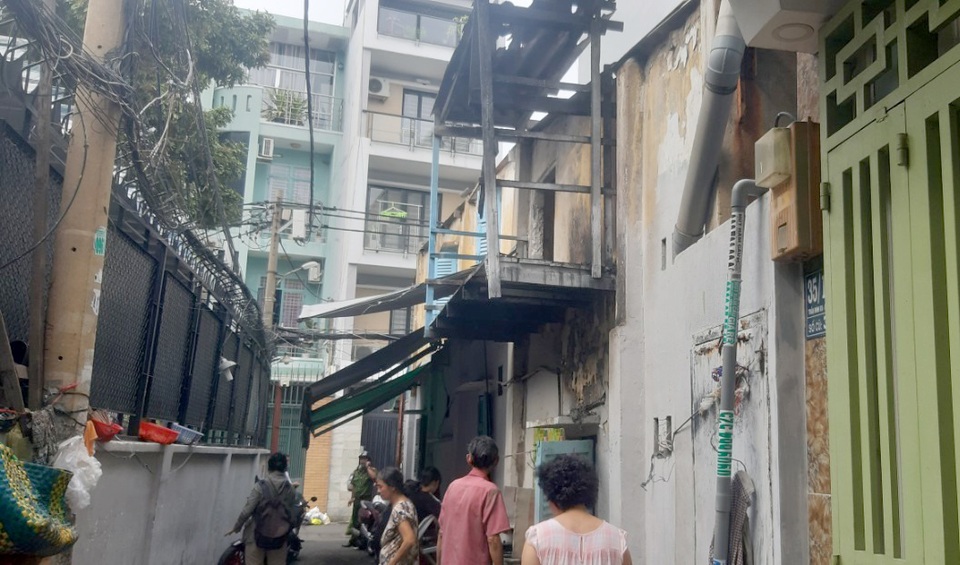 Hai người bị bỏng trong căn nhà bốc cháy ở Sài Gòn - 1 Hai người bị bỏng trong căn nhà bốc cháy ở Sài Gòn - 1