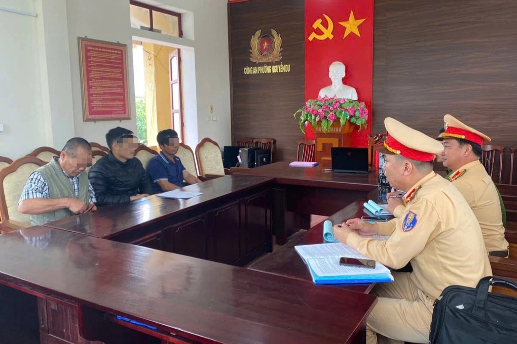 Vụ đỗ ô tô chắn lối đi, đánh người than phiền: Làm rõ việc dùng gậy 3 khúc - 1 Vụ đỗ ô tô chắn lối đi, đánh người than phiền: Làm rõ việc dùng gậy 3 khúc - 1