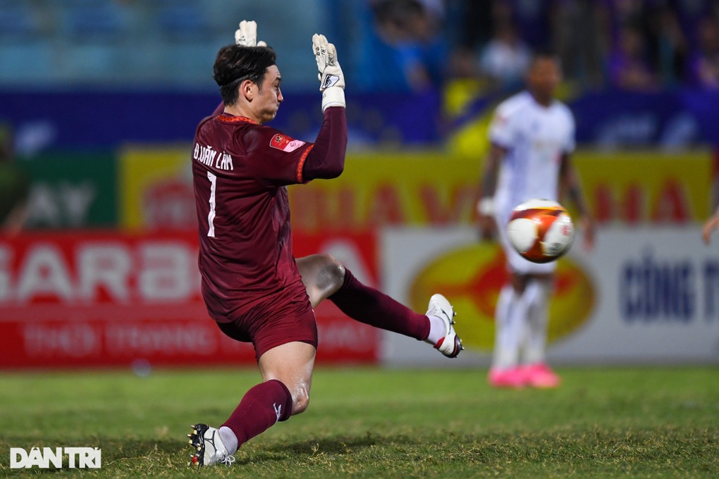 Thắng kịch tính Bình Định, CLB Hà Nội bằng điểm đội đầu bảng - 2