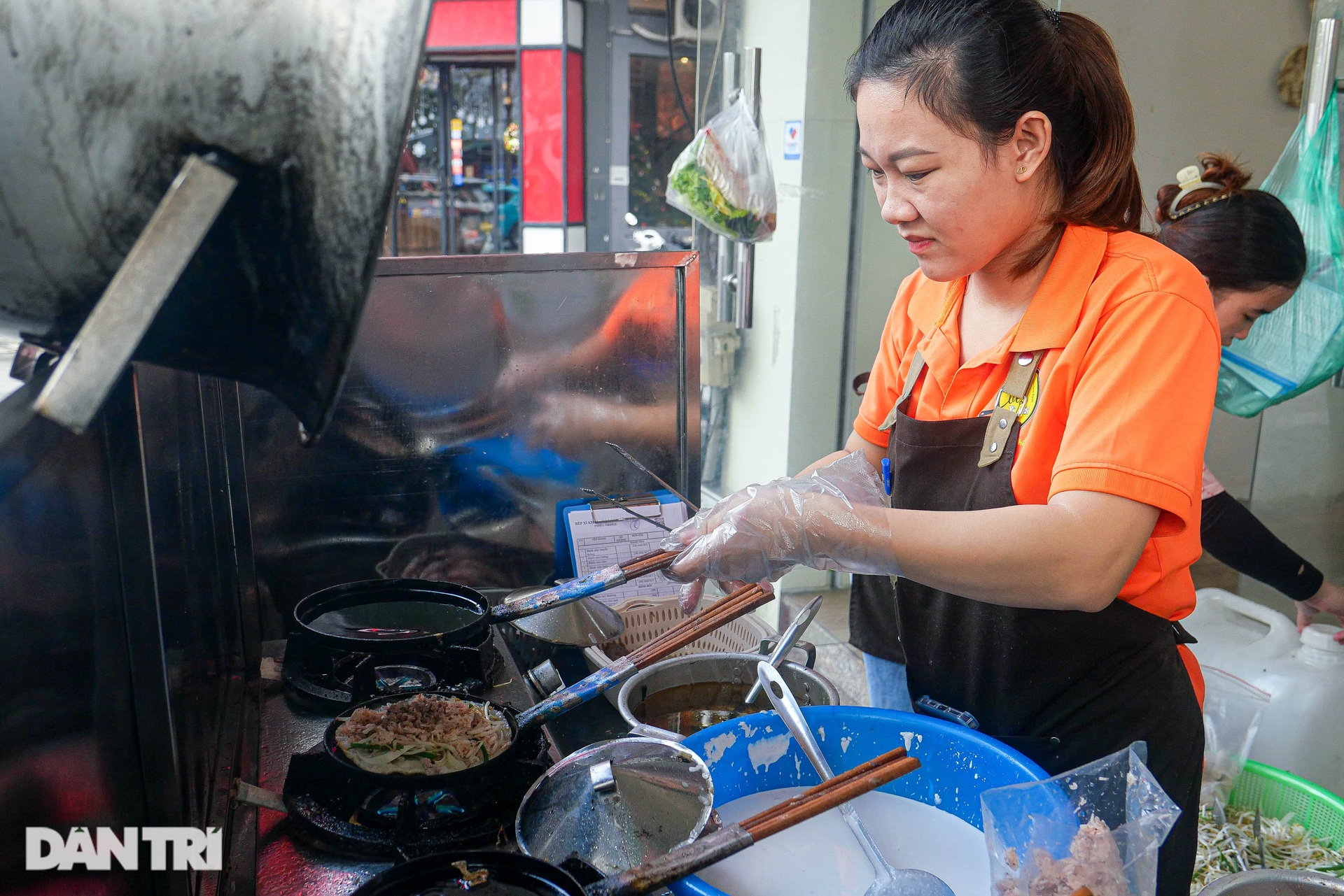 Quán bánh xèo tôm nhảy Bình Định, ngày bán hơn 500 chiếc ở Thủ đô - 2