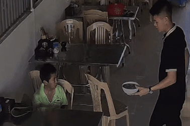 Chủ quán tốt bụng ở Thanh Hóa mời cậu bé nhặt ve chai ăn tô phở miễn phí