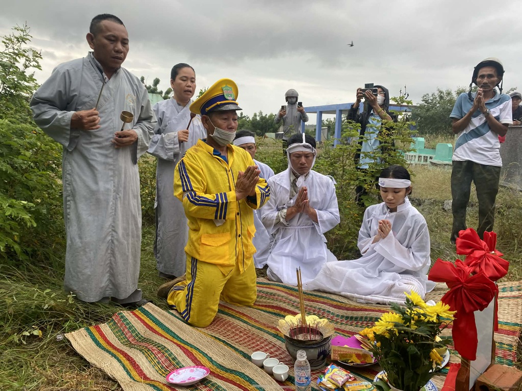 Lễ đưa tang tài tử Thương Tín: Vợ cũ và con gái 12 tuổi xuất hiện lặng lẽ - 1