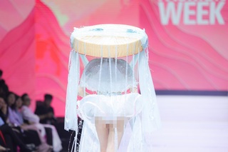 Á hậu Trái đất Trịnh Mỹ Anh gây “choáng” khi khoe vòng 3 trên sàn catwalk - 4