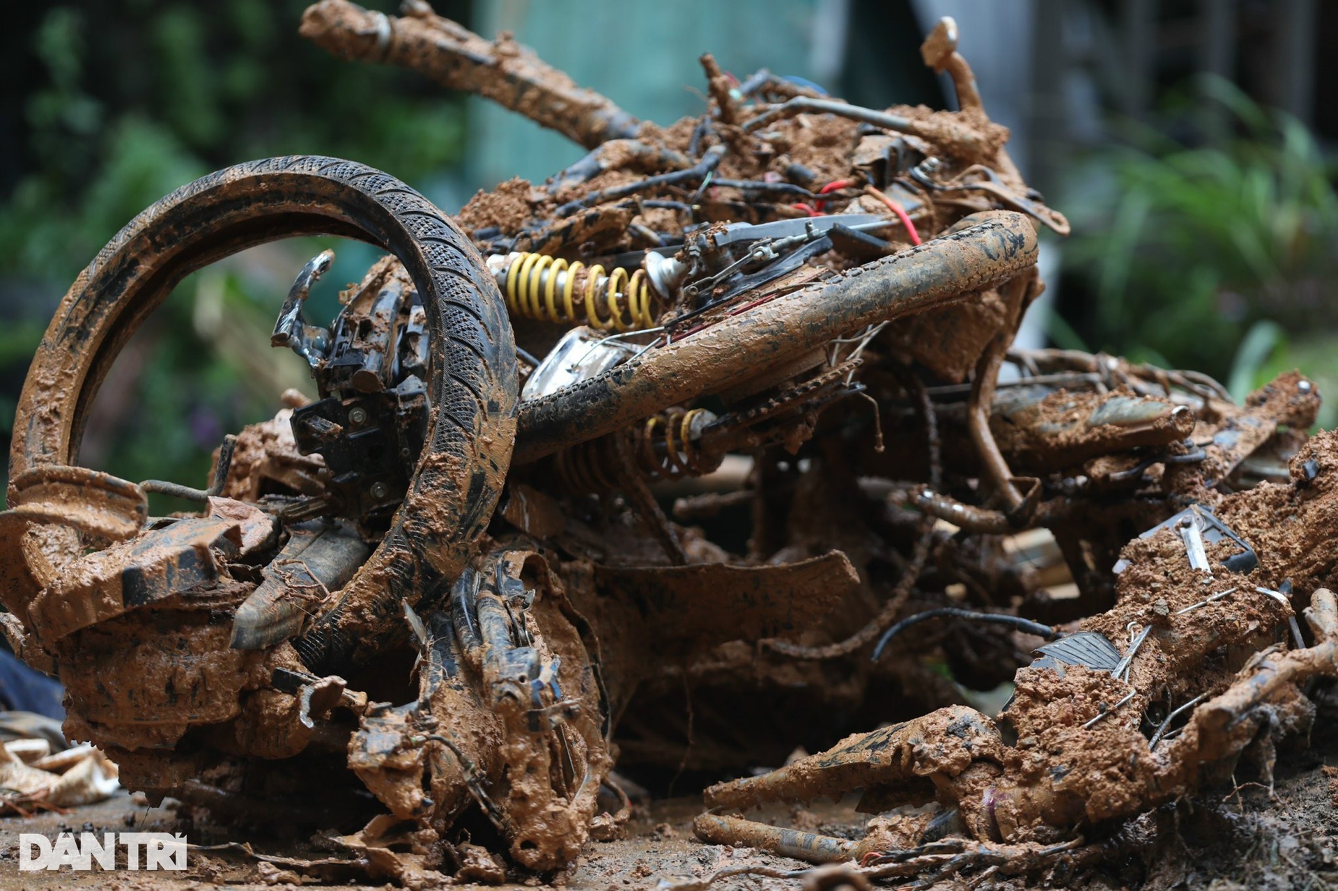 Nạn nhân thứ 4 trong vụ sạt lở đèo Bảo Lộc được đưa ra ngoài - 10 Nạn nhân thứ 4 trong vụ sạt lở đèo Bảo Lộc được đưa ra ngoài - 10