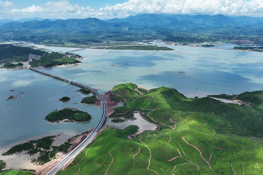 Ngắm tuyến cao tốc có hệ thống chiếu sáng hiện đại do Sun Group đầu tư