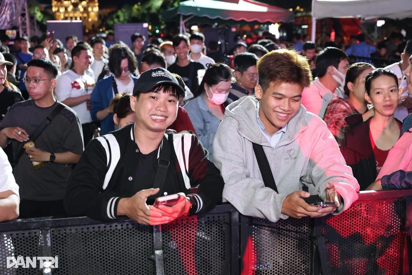 Người dùng mua iPhone 17 Pro Max tặng mẹ trong ngày đầu iPhone 17 lên kệ - 3
