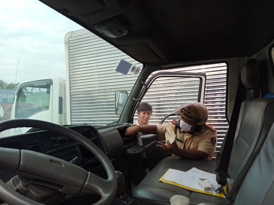 Hút thuốc lá bạn mời, tài xế container bị phạt 38 triệu đồng - 3 Hút thuốc lá bạn mời, tài xế container bị phạt 38 triệu đồng - 3