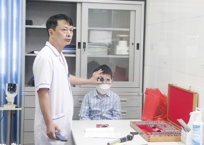 Trẻ khám cận thị học đường tại Bệnh viện. 