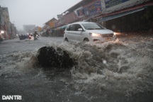 Lãnh đạo TP Thủ Đức nói lý do bung nắp cống, bong mặt đường sau cơn mưa lớn