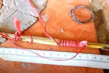 Nghi vợ ngoại tình, chồng chích điện, rượt chém vợ