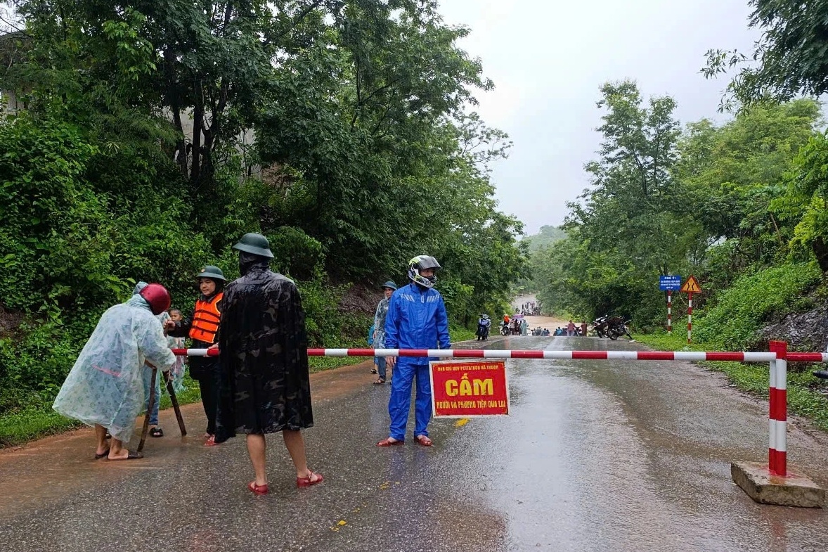 Mưa lớn gây sạt lở đèo Sa Mù, gần 500 hộ dân phải sơ tán - 3