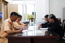 Con “làm xiếc” với xe máy trên đường, bố bị lập biên bản