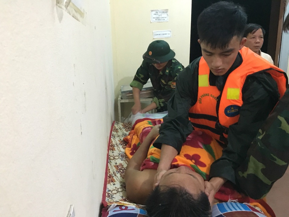 Cứu sống 5 thuyền viên bị rơi xuống biển trong đêm mưa gió - 3 Cứu sống 5 thuyền viên bị rơi xuống biển trong đêm mưa gió - 3