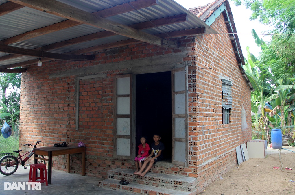 Người mẹ trẻ thoi thóp thở oxy, lo cho 2 con thơ ở quê nhà - 1 Người mẹ trẻ thoi thóp thở oxy, lo cho 2 con thơ ở quê nhà - 1