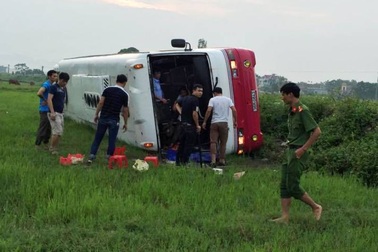 Bắt nhóm đánh bạc trên xe khách