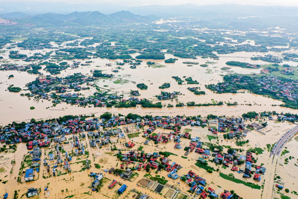 Nước lũ bủa vây, người Thái Nguyên lấy bạt bọc ô tô, trắng đêm sơ tán - 1