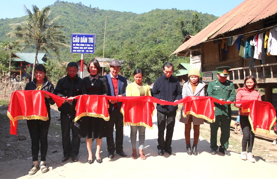 Khánh thành cây cầu mơ ước thứ 17, nâng bước chân bà con dân bản Na Kho - 1 Khánh thành cây cầu mơ ước thứ 17, nâng bước chân bà con dân bản Na Kho - 1