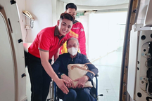 Tiếp viên hàng không Việt Nam tiết lộ sự thật về nghề "hái ra tiền"