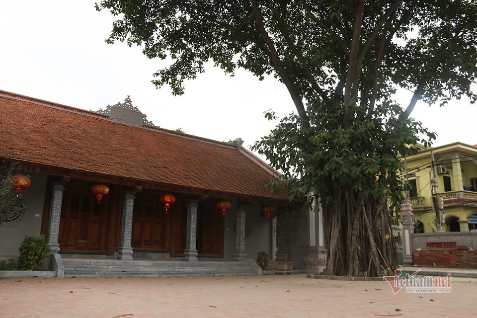 Chiêm ngưỡng bộ bàn ghế tiền tỷ đại gia dát vàng chơi Tết - 18 Chiêm ngưỡng bộ bàn ghế tiền tỷ đại gia dát vàng chơi Tết - 18