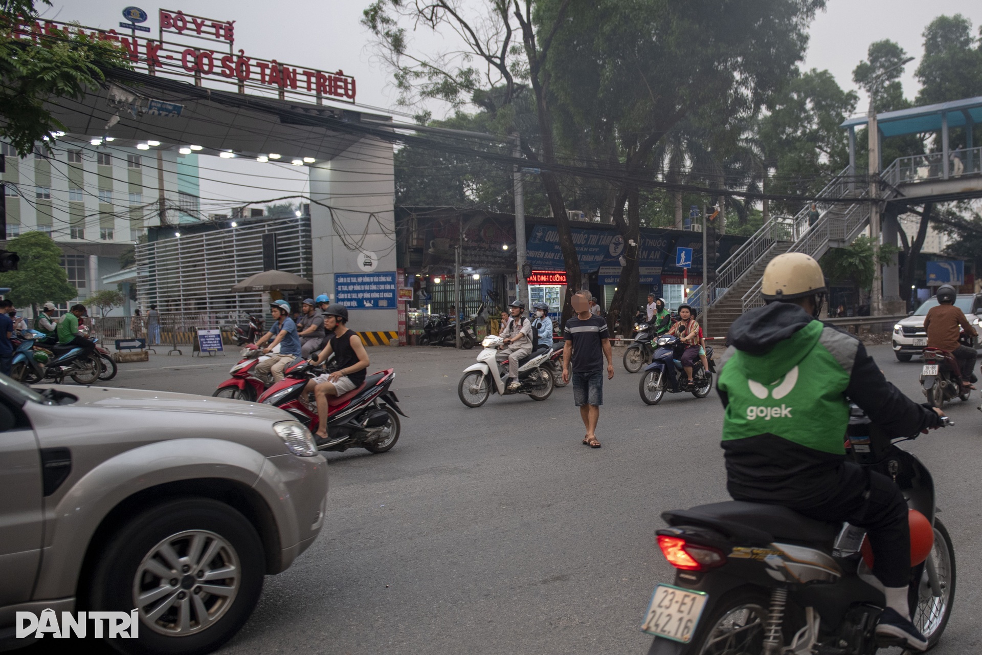 Nhiều người đi bộ tại Hà Nội vô tư sang đường bất chấp nguy hiểm, vi phạm - 2
