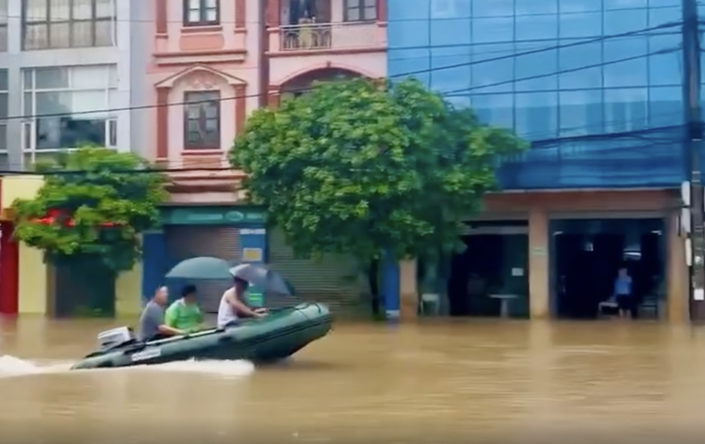 Bi hài cảnh người dân ở Thái Nguyên câu được cá to giữa đường - 4 Bi hài cảnh người dân ở Thái Nguyên câu được cá to giữa đường - 4