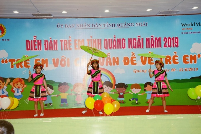 Văn nghệ chào mừng của các em học sinh đến từ huyện Ba Tơ. 