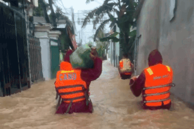 Vượt dòng nước xiết đưa cháu bé 8 tháng tuổi đi cấp cứu